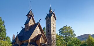 Jak daleko jest z Karpacza do skalnego miasta?