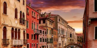 Ile kosztuje pływanie gondolą w Wenecji?