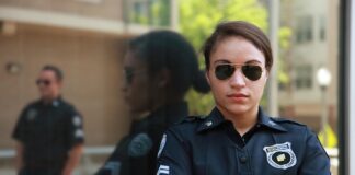 Czy policjant może wziąć dowód do ręki?