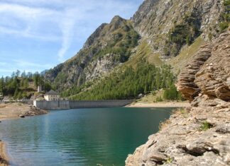O której 18 latek powinien wracać do domu? O której 18 latek powinien wracać do domu?
